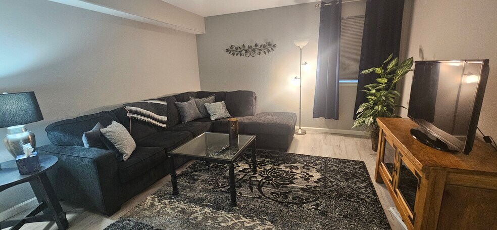 Primary Photo - 1904 S Carr St