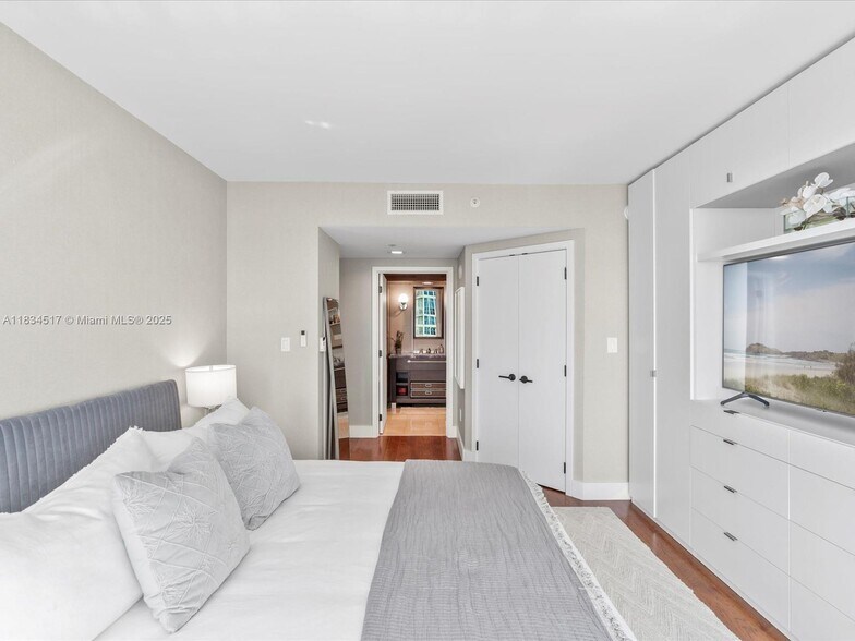 Building Photo - 6801 Collins Ave