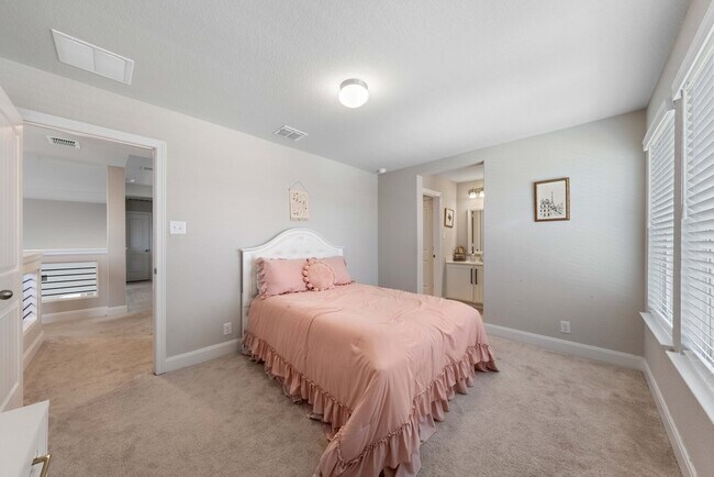 Building Photo - Spacious 4-Bed Oasis with Pool Access & Modern Upgrades in New Braunfels