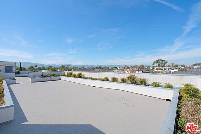 Building Photo - 5229 Willowcrest Ave