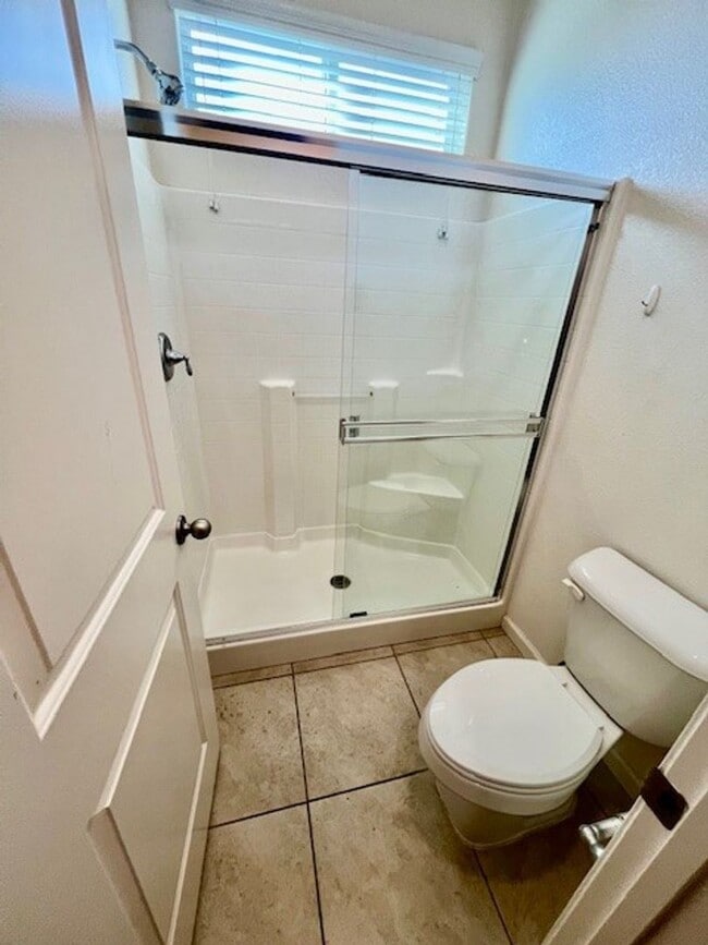 Building Photo - Northwest Bakersfield Gated Home