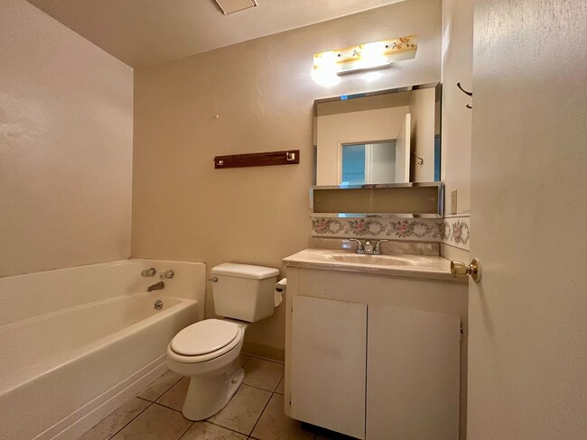 Building Photo - Spacious 3-Bedroom Home in Southtown Vacav...