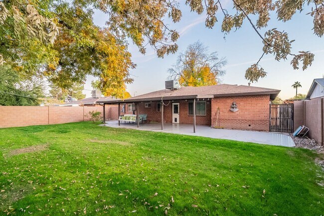 Building Photo - Fully Furnished 3 Bed 2 Bath & Garage in North Central Phoenix