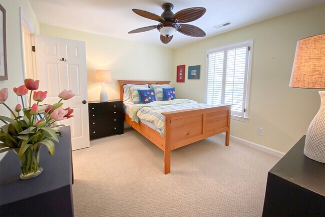 Building Photo - Beautifully FURNISHED Off Season 3bd/2.5 BA Single Family Home