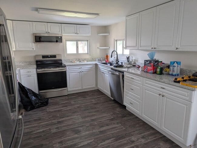 Building Photo - Huge Orchards House - Beautiful Updates