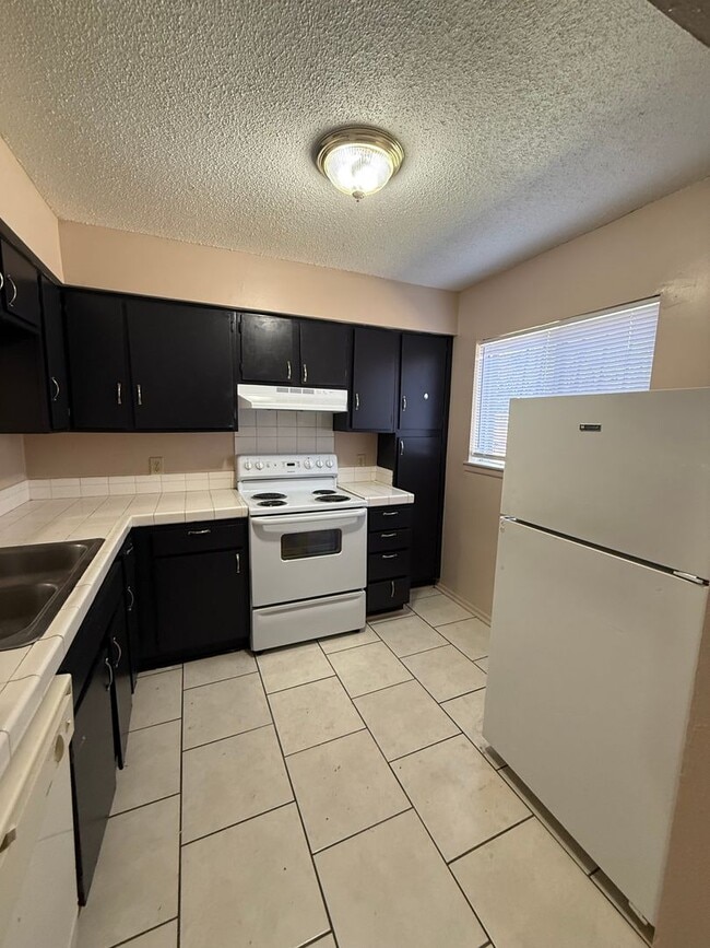 Building Photo - 2 bedroom 2 bath town home in a gated comm...