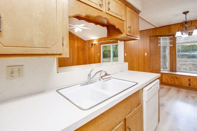 Building Photo - AUGUST PRE-LEASE! 3 bed, 2 bath home in Eastgate!