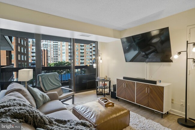 Building Photo - 3800 Fairfax Dr