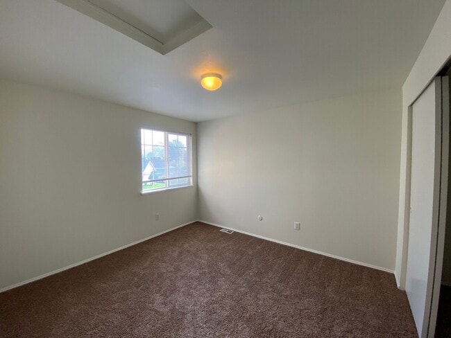 Building Photo - Clean 3 bed well-maintained & pet free hom...