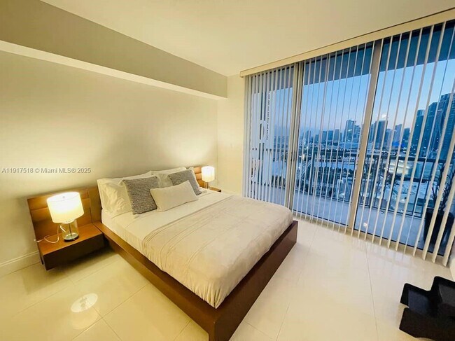 Building Photo - 1750 N Bayshore Dr