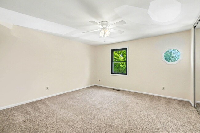 Building Photo - 933 E Maple St