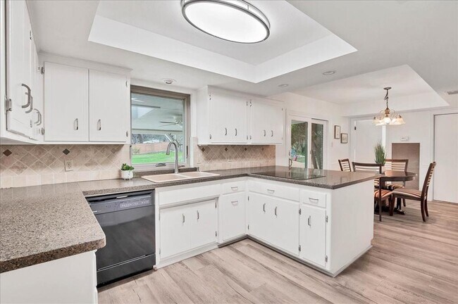 Building Photo - 9502 Castlewood Dr