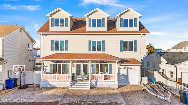 Building Photo - 3456 E Thistle Ave