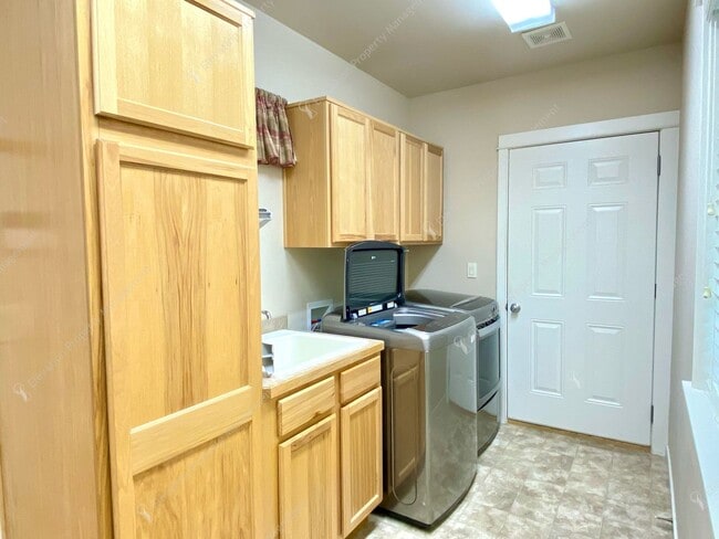 Building Photo - 3-Bedroom Home with RV Parking