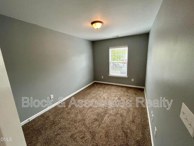 Building Photo - 2210 Raven Rd