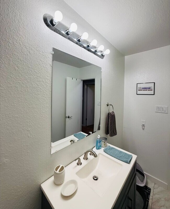 Building Photo - Beautiful 3-bedroom 2-bathroom house.