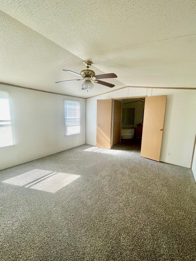 Building Photo - Welcome to this charming 2-bedroom, 2-bath...
