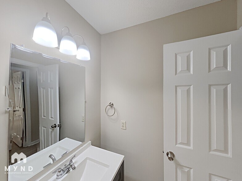 Building Photo - 4521 Aviemore Crescent