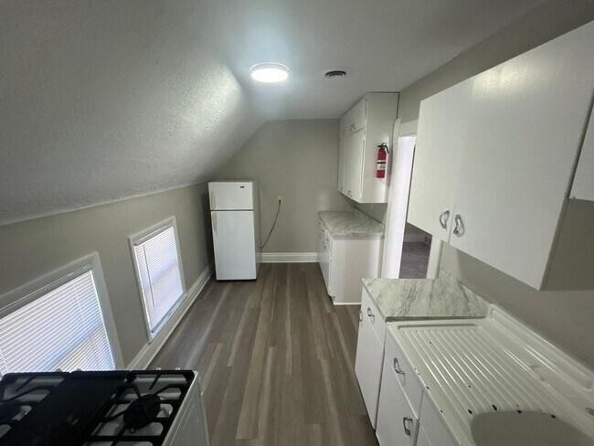 Building Photo - Highly walkable upstairs duplex