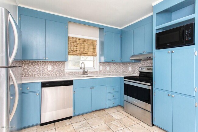 Building Photo - Students Welcome great 4 Bedroom House