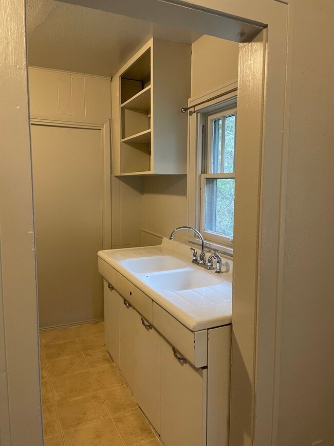 Building Photo - STUDENTS WELCOME! 1 Block North of CSU - Tenant Only Pays Trash