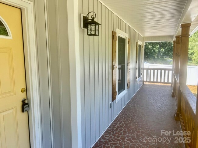 Building Photo - 725 Brookside Dr