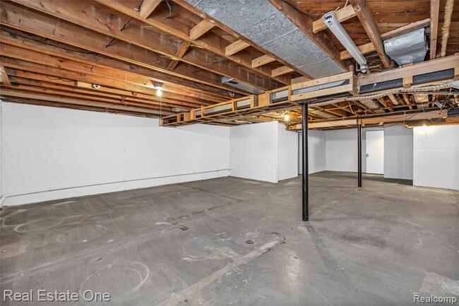 Building Photo - 2360 Pine View Dr