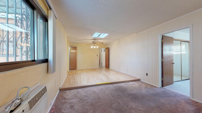 Building Photo - UPTOWN 3/BD 2/BA 1/CP WORKSHOP