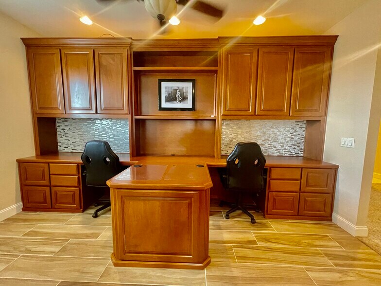 Building Photo - 331 W Sherwood Dr