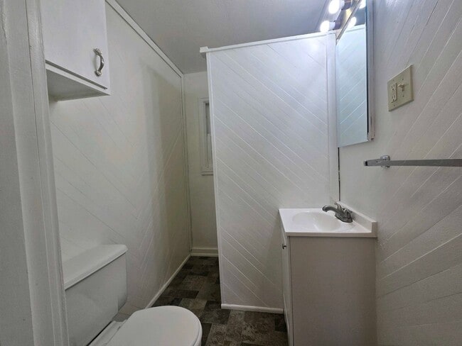 Building Photo - Cozy 2 Bed, 2 Bath Home with Parking Spaces and a Fenced Backyard!