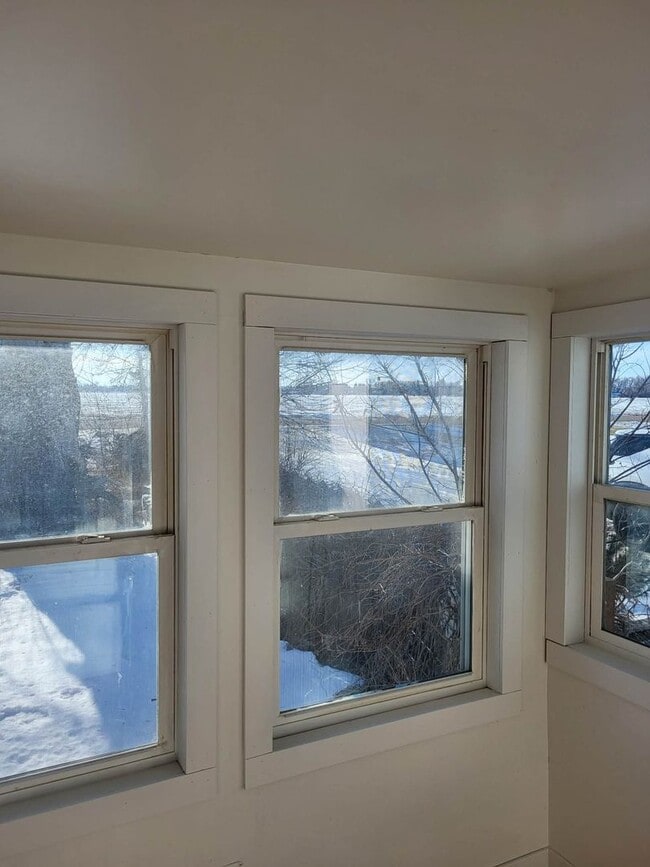 Building Photo - Country Living Close to Town!