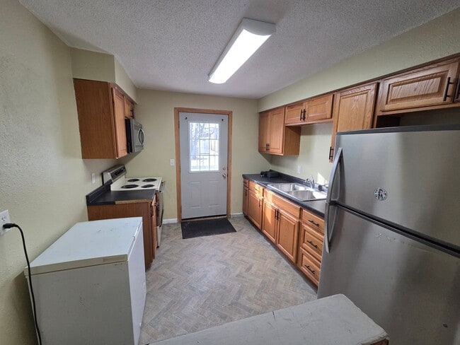 Building Photo - 102 Rako St SE