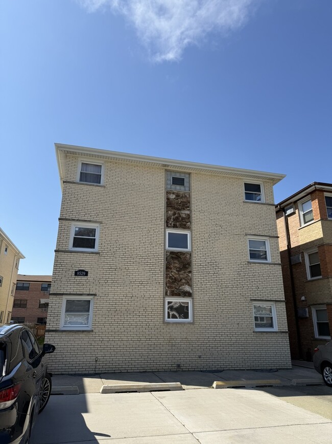 Primary Photo - 8529 W Catalpa Ave