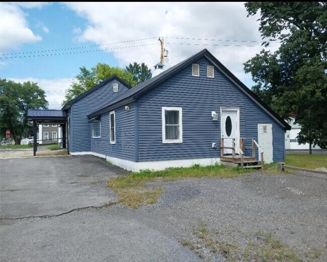 Building Photo - 868 Main St