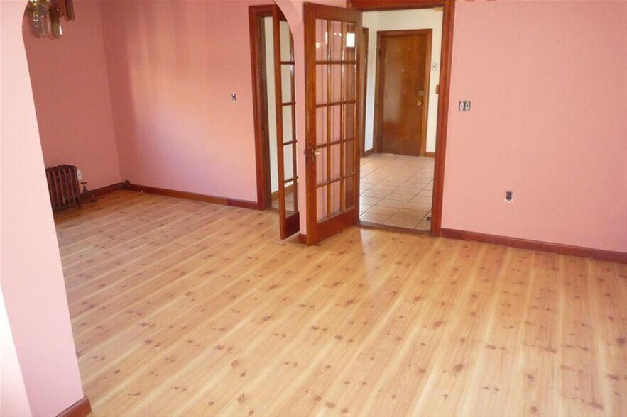 Building Photo - 569 Main St