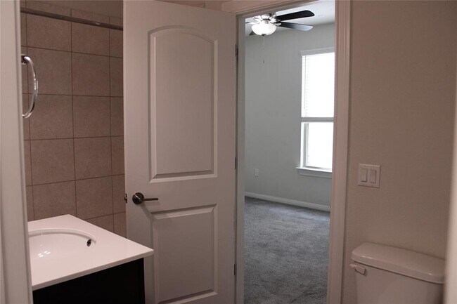 Building Photo - 13902 Ilex Dr