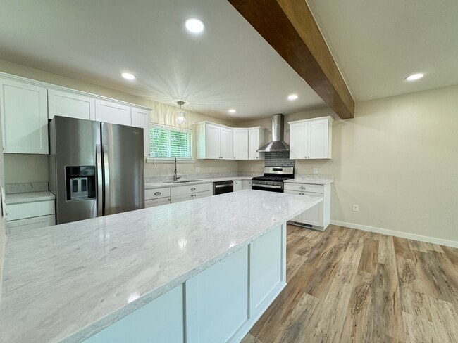 Building Photo - 1442 E Broadway St