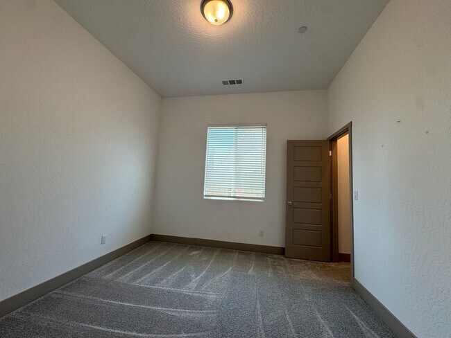 Building Photo - 2637 W Andrew Ln