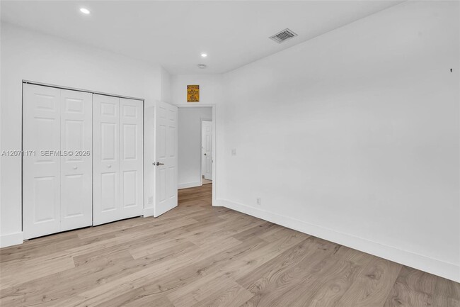 Building Photo - 3433 SW 52nd Ave