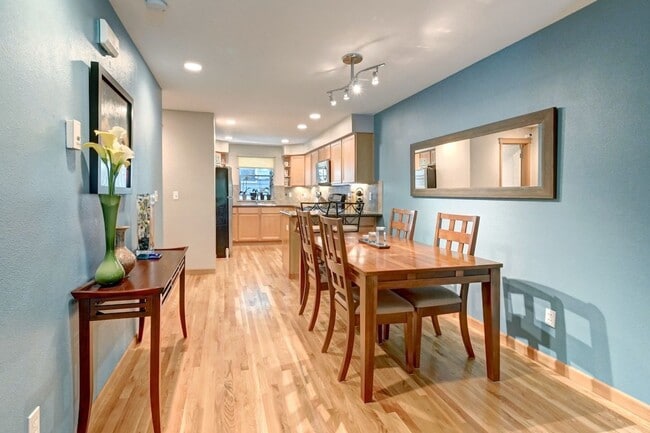 Building Photo - Immaculate Townhome with Private Patio!