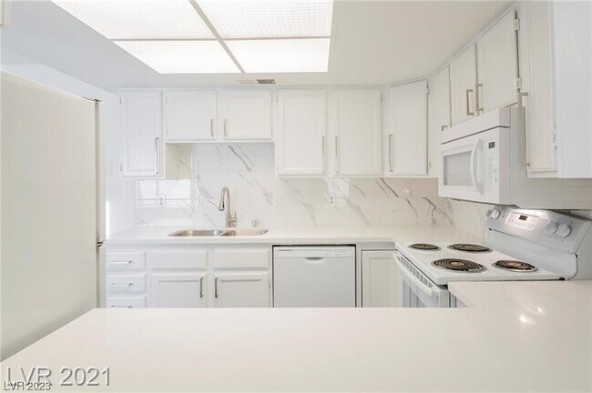 Building Photo - 3749 Carlyle Dr