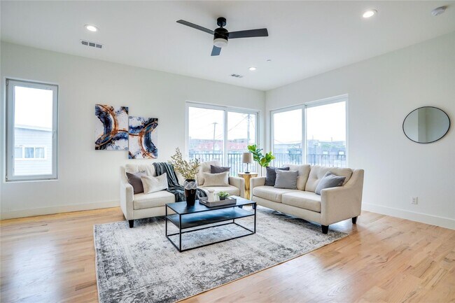 Building Photo - 1 Bedroom Townhome with Rooftop Deck and 1 Car GAR Near Lower Greenville and Henderson