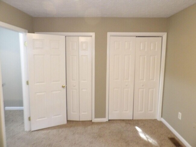 Building Photo - 244 Meadowview Dr