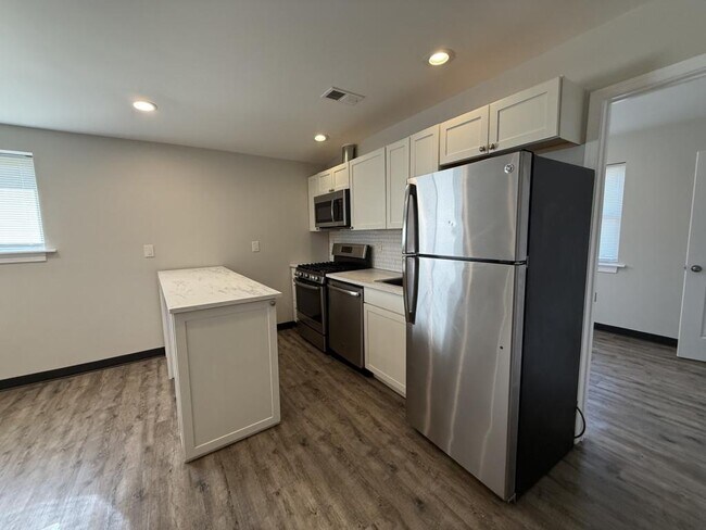 Building Photo - 6189 Northwood Dr