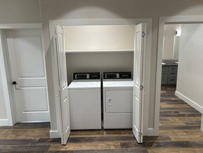 Building Photo - 1846 Dell Ave