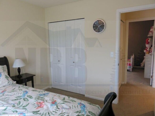 Building Photo - Beautiful 4 Bedroom Home located in a Gate...