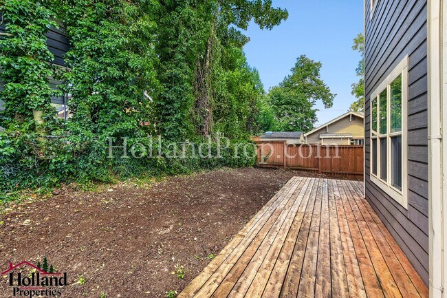 Building Photo - Great, Spacious & Inviting Home in the Heart of Milwaukie! Move-in Special DISCOUNT of $200!!!
