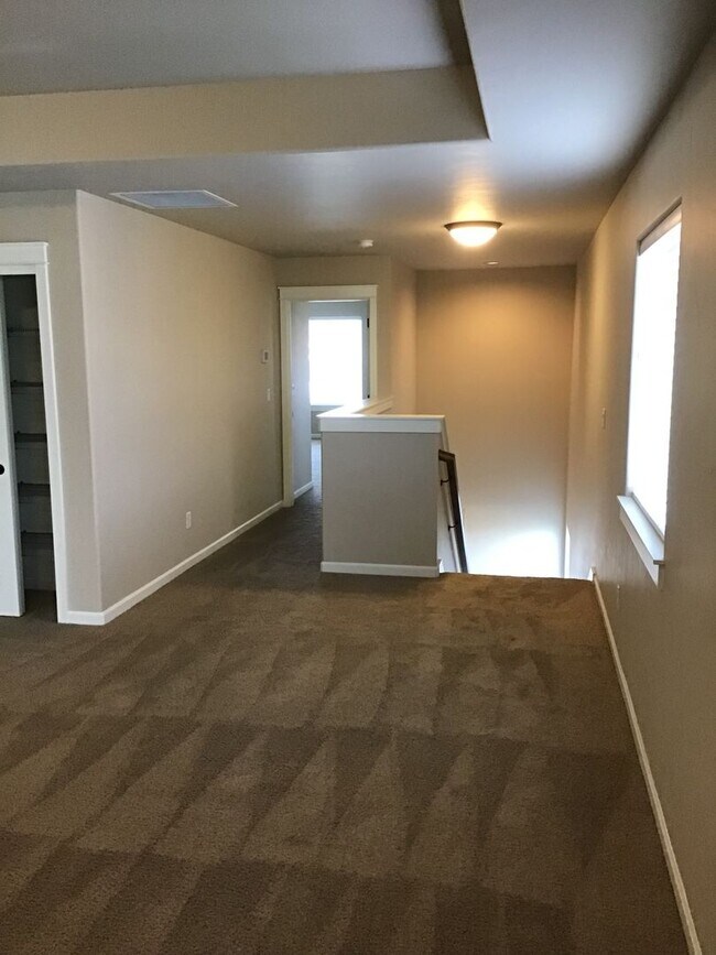 Building Photo - 3 Bedroom Home in the Bridges!