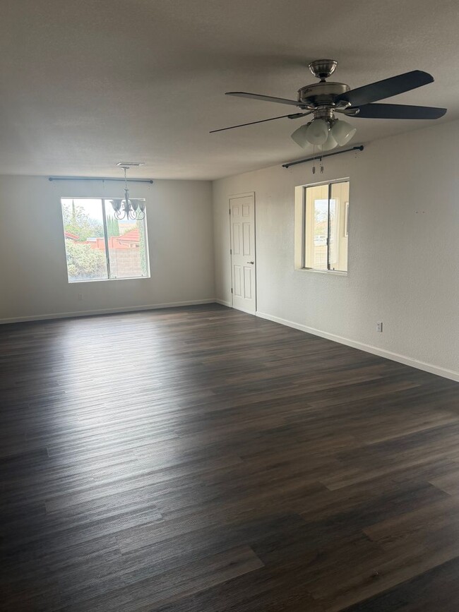 Building Photo - 1118 E Katherine Dr