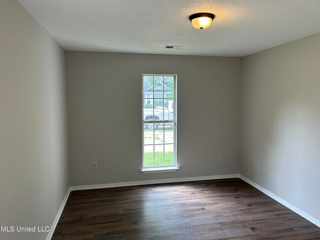 Building Photo - 3434 Laurelwood Dr